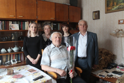 Коллектив Центрально-Черноземной машиноиспытательной станции поздравил участника Великой Отечественной войны